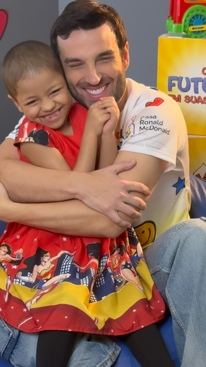 Criança abraçada ao doutor sorrindo